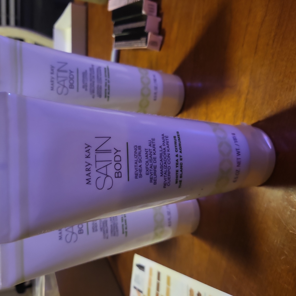 White Tea & Citrus Satin Body Revitalizing Shea Scrub - Mary Kay